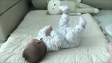 小宝宝第一次翻过身，结果还没稳住又滚了回来，好萌！