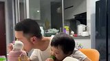 父女二人抗议我做饭不好吃，一个吃泡面一个吃黄瓜