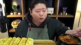 韩国胖妞吃大王鸡蛋卷，一口一个超满足