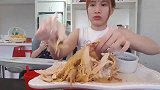 这样吃“手撕鸡”，妹子的吃法真让人开眼界