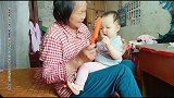 9个月宝宝学太奶奶梳头发，学得有模有样，温馨的画面看着很舒服