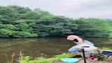 遇到一位美女钓友，这下钓鱼不无聊了，你们不要羡慕我啊