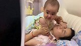 宝宝想到爸爸这里结果被妈妈囚禁住了，看她着急的样子真是萌翻了