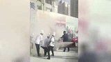 内蒙古：轿车行驶途中自燃，烤鸭店的厨师撸起袖子出手了