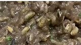 惊味十足女子在家用薯粉煎海瓜子，疑惑为何不去壳