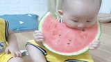 双胞胎兄弟吃西瓜，一点也不含糊，真是太搞笑了