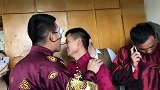 新郎蒙眼给伴郎涂口红，伴郎忍不住笑了，网友：新郎好认真！