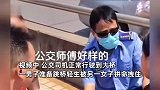 男子欲跳桥轻生，公交司机立即停车和乘客飞奔救人：脚已经跨过栏杆了