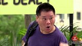 假装路人吃的热狗是狗肉做的，路人都不想吃了