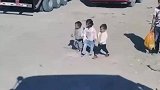 一母亲带四个孩子捡土豆