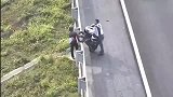 两男子骑摩托想在高速上抄近路，监控拍下搞笑一幕