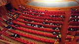 他误认为自己的相声很红，硬是包下大舞台表演，却卖不出几张门票