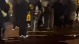 这么受欢迎？等黄喜灿签名的球迷排起长龙