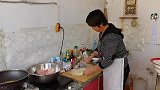 大姑姐回娘家，大妮儿早早准备包饺子，娘四个聚在一起有说不完话