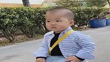 一大早就来监工了，一坐就是一上午，咱也不敢走，咱也不敢问