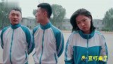 两小伙参加扎辫子比赛，一个扎得像鸡窝，一个扎得像避雷针