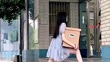 女生穿着男友送的裙子给男友送礼物