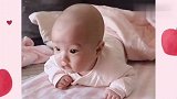 光头小宝宝趴在床上练习抬头,接下来呆萌的表情好萌,太可爱了！