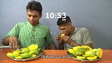 20斤芒果要吃多久两位小哥比拼，芒果跟中国的差了好多
