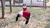 短剧：虎妹和小伙伴玩跳山羊，没想到把小伙伴摁趴下，结局真搞笑