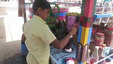 印度小朋友街头做刨冰，不用冰箱摇一摇就能做成，看完你敢吃吗