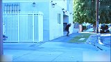 国外街头恶搞，大喊警察来了，看黑人和白人的区别