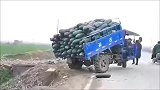 菜农种地不容易啊，好不容易种的大冬瓜卖不出去，只好倒在水沟里