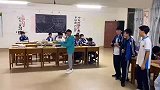 男人大可不必如此优秀，这一头秀发太抢眼了！