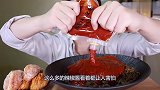 小伙极限挑战吃“爆辣”米线，辣到哭鼻子，哭完继续吃