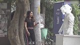 外国街边恶搞，雕像突然动了，把小姐姐吓的拔腿就跑
