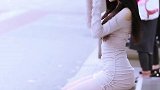 这么漂亮好身材的美女也来挤公交车，太可惜了