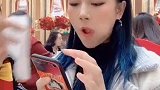 让你天天只知道玩手机,吃饭都不好好吃,看我怎么整你!