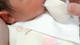 出生第三天，妈妈难产挂了抗生素不能母乳，爸爸喂配方奶，看这小