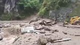 云南怒江发生泥石流致2伤2失踪 村民刚转移泥石流倾泻而下