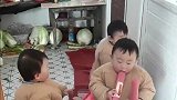 龙凤三胞胎兄妹嫌弃奶奶做饭太慢，着急的都要去厨房帮忙