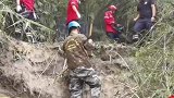 一村组道路跨塌，被泥石流堵塞