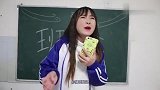 老师开视频班会，没想二浪不明情况吃火鸡面被老师罚扫卫生，太逗