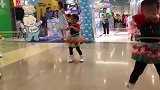 商场庆典找来一群小胖娃来助阵，场面瞬间萌爆了，路人纷纷来围观