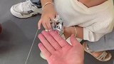 男子找大方娃娃要零食直到全部吃完