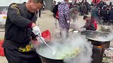 农村厨师翻锅爆炒小青菜，这技术杠杠滴！