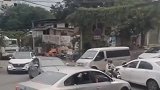 谁也不让谁，他们是打算堵到天黑吗