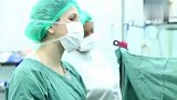 产房直击孕妈妈剖腹产生娃全过程,刚出生的宝宝萌的我心都要化了