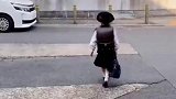 日本小学生都是独自上下学，没有家长接送，冬天也只能穿校服短裙