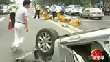 新手司机撞倒红绿灯 四轮朝天翻在原地-8月12日