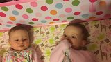 双胞胎小baby偷姐姐奶嘴被妈妈发现后，下一秒的举动太霸道了