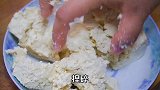 豆腐打碎炒着吃，加半碗猪肉，鲜嫩入味，解馋下饭