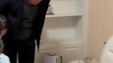 爷爷奶奶第一次见孙子想抱不敢抱的感觉