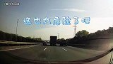 在高速公路正常行驶，突然前车掉落1.5米长钢管