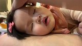 掏耳朵把宝宝舒服得一塌糊涂,看她表情就知道妈妈的技术有多棒！