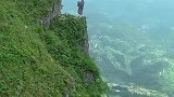 贵州大山发现一块石头像个人站在悬崖边，这是要干什么呢